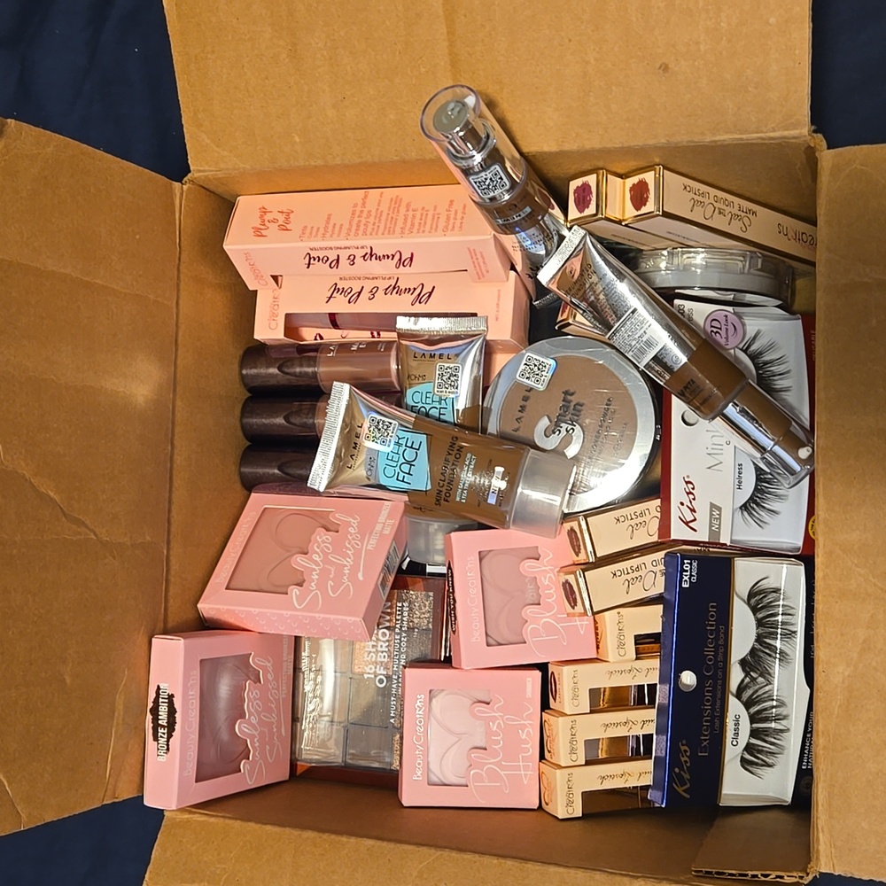 Mystery makeup / cosmetics